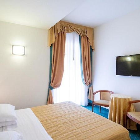 Hotel Capri Bardolino 3S Exterior photo