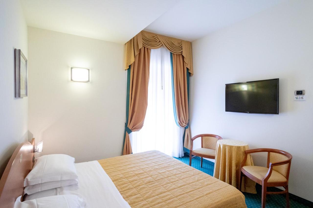 Hotel Capri Bardolino 3S Exterior photo