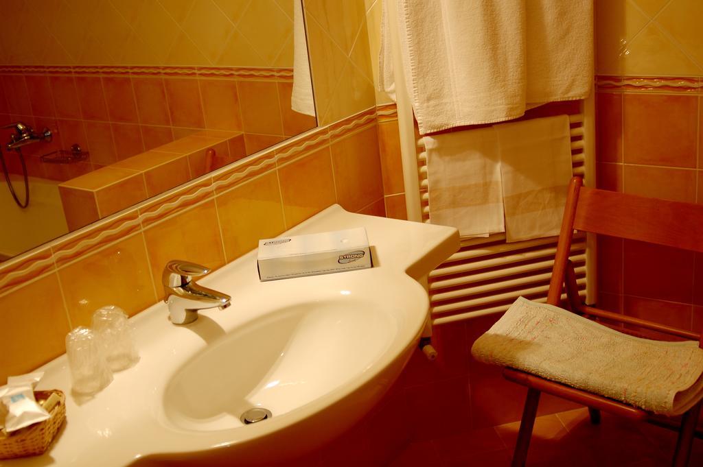 Hotel Capri Bardolino 3S Room photo