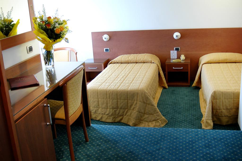 Hotel Capri Bardolino 3S Room photo