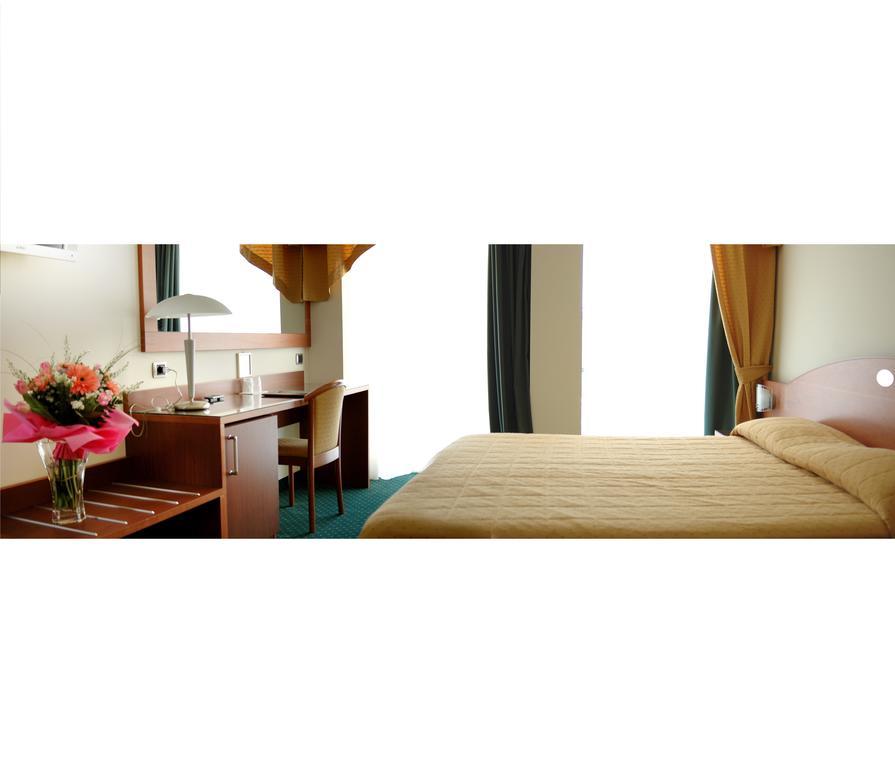 Hotel Capri Bardolino 3S Room photo
