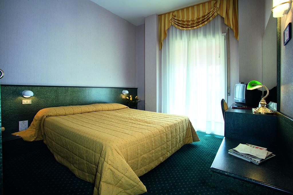 Hotel Capri Bardolino 3S Room photo