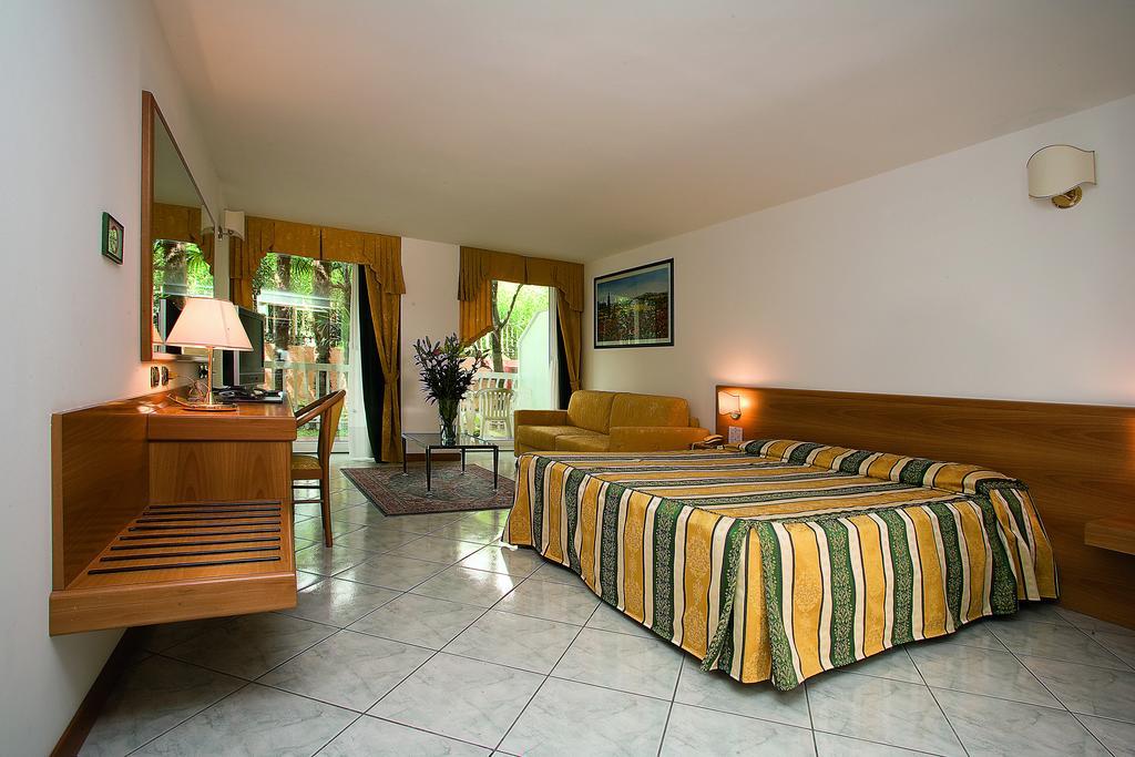 Hotel Capri Bardolino 3S Room photo