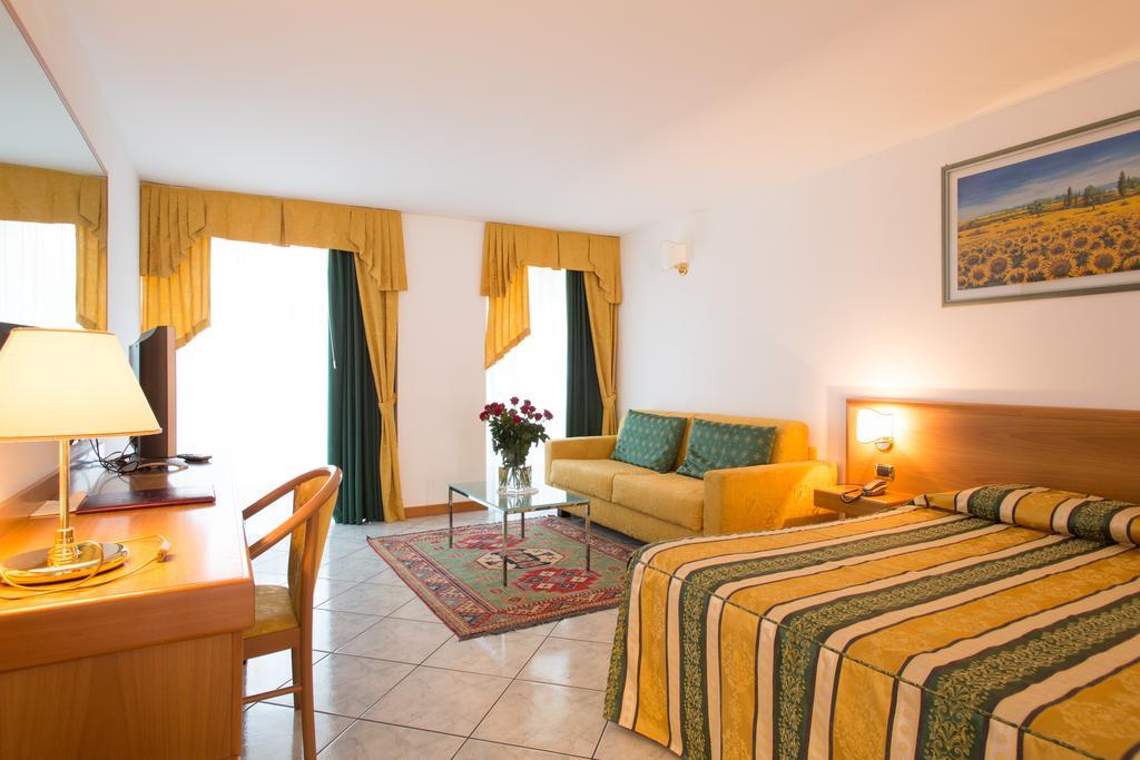 Hotel Capri Bardolino 3S Room photo