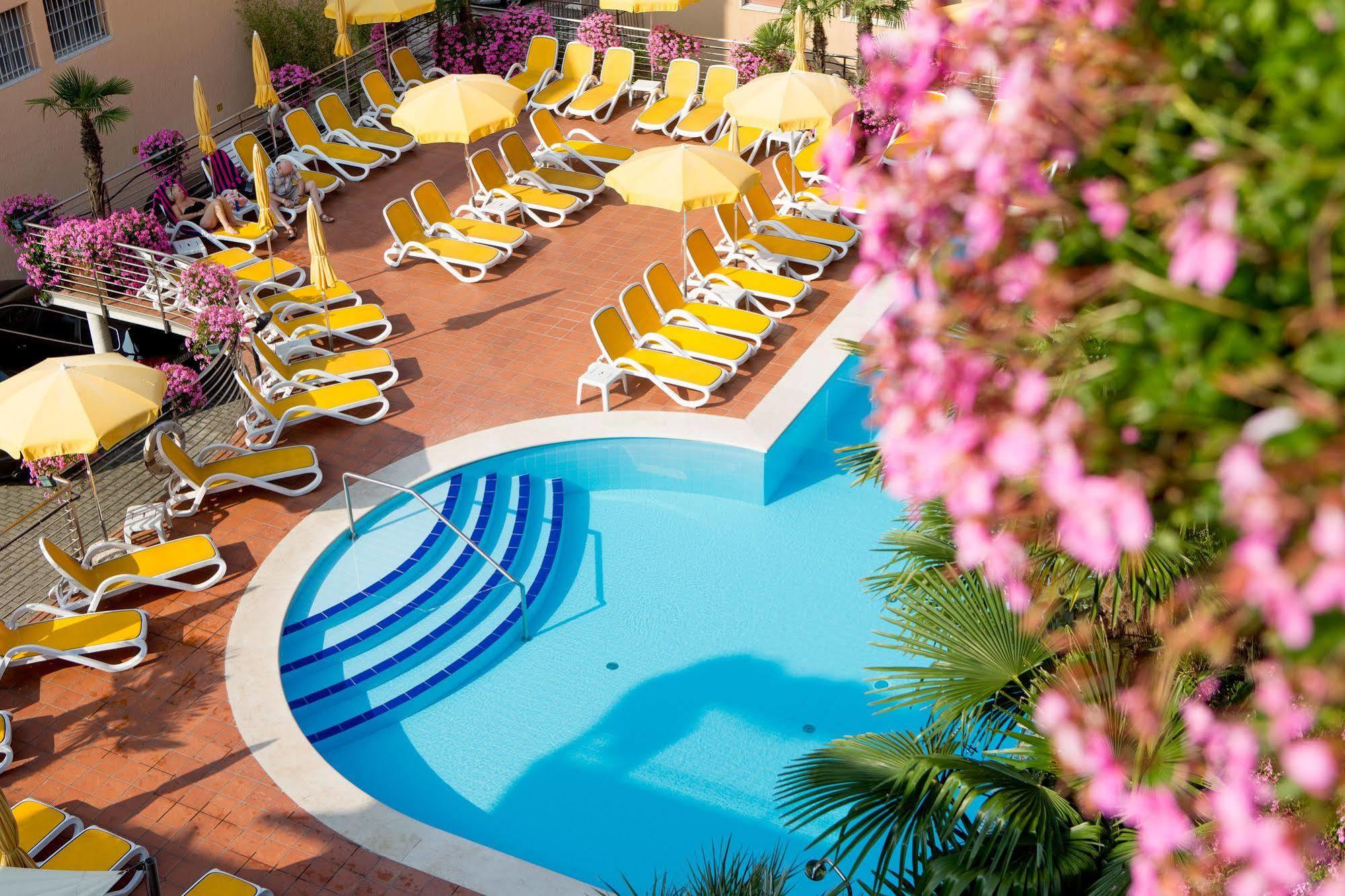 Hotel Capri Bardolino 3S Exterior photo