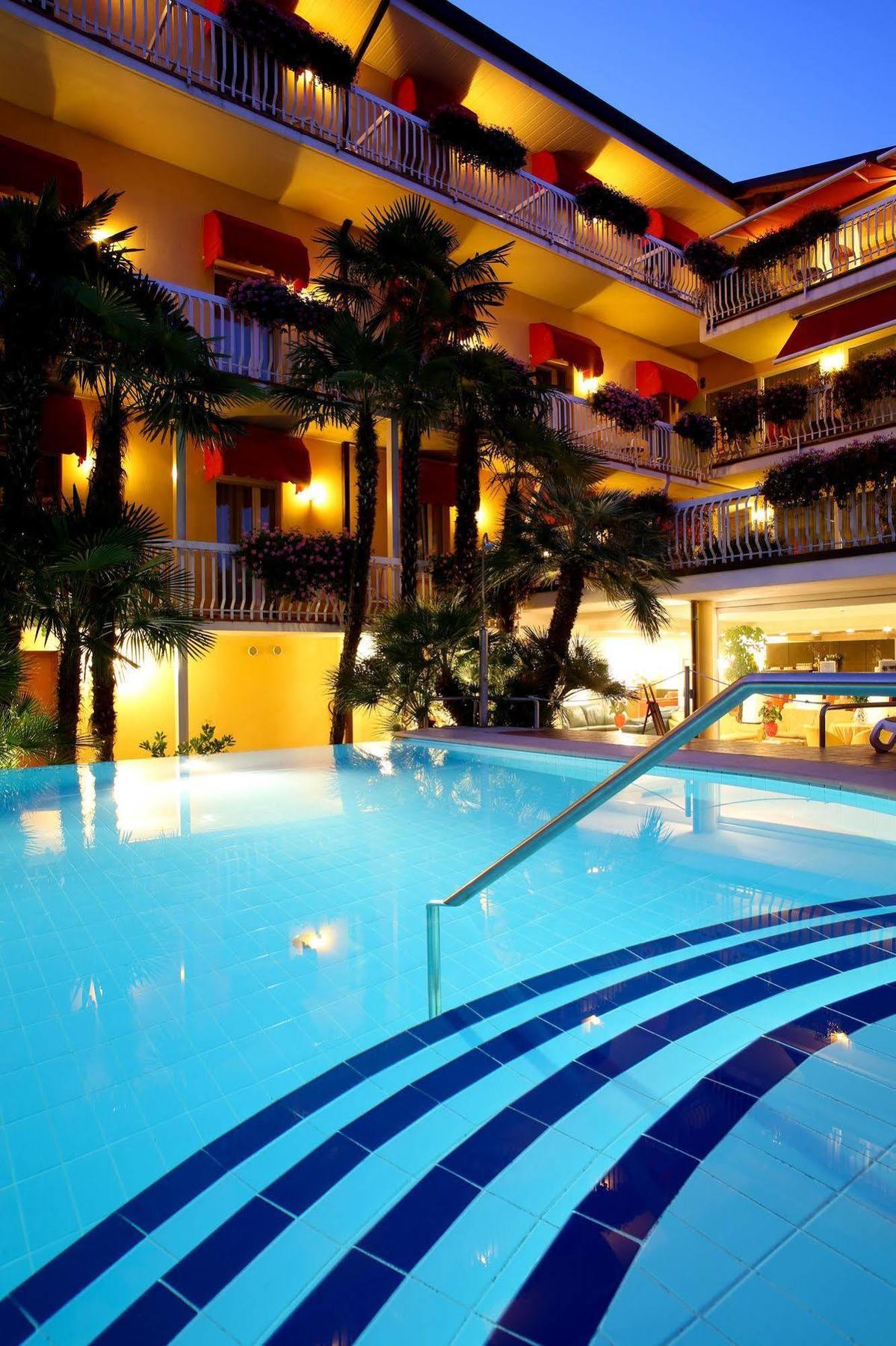 Hotel Capri Bardolino 3S Exterior photo
