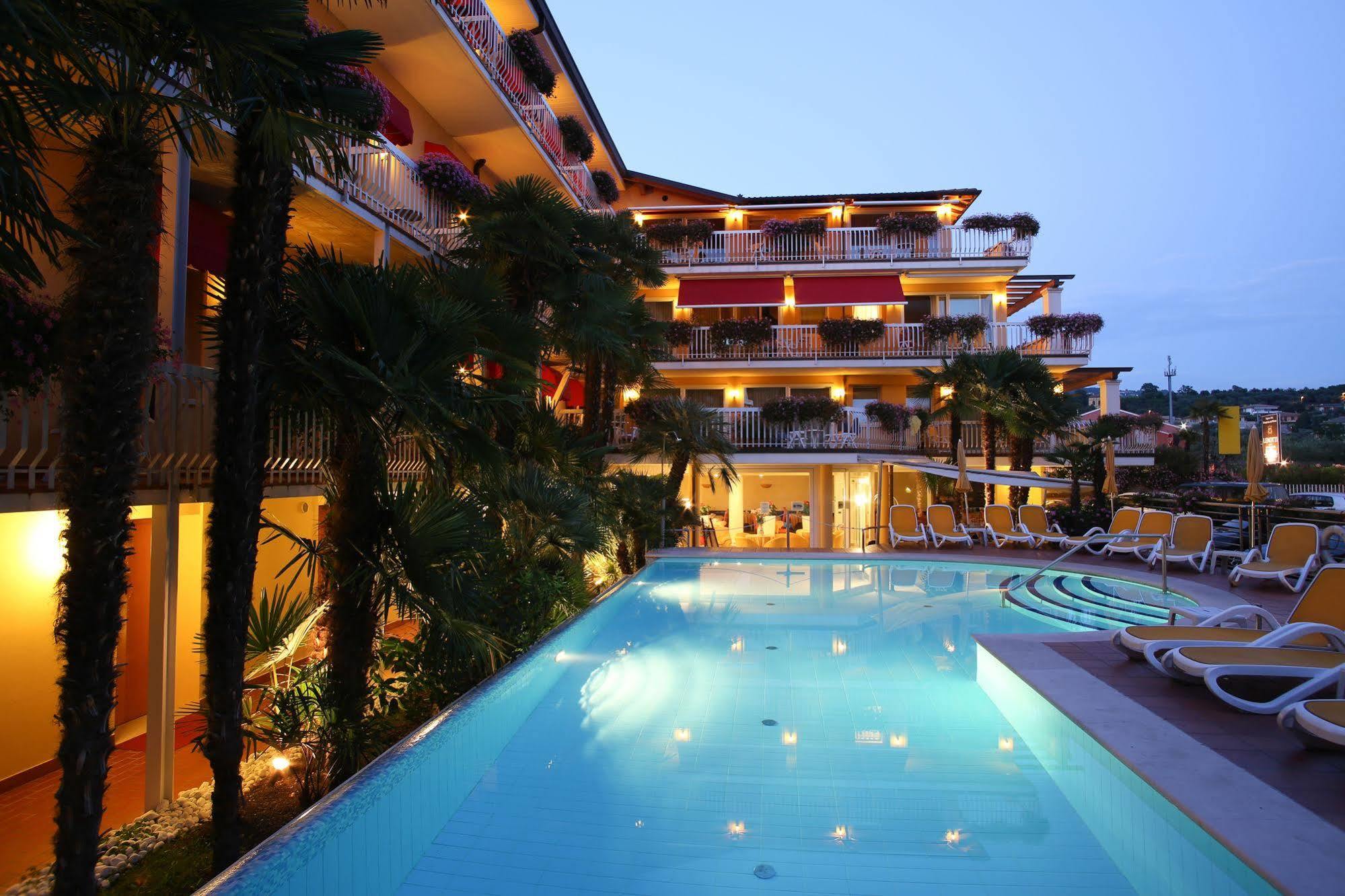 Hotel Capri Bardolino 3S Exterior photo