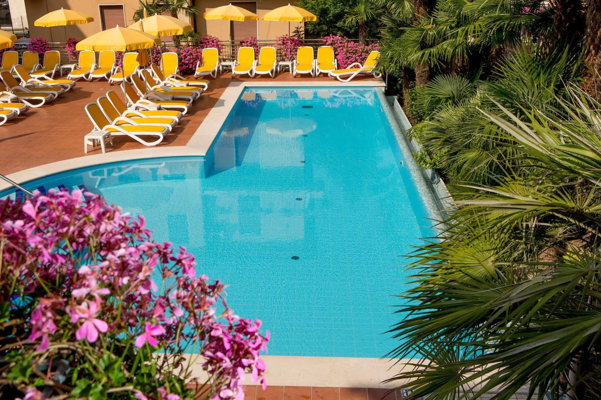 Hotel Capri Bardolino 3S Exterior photo